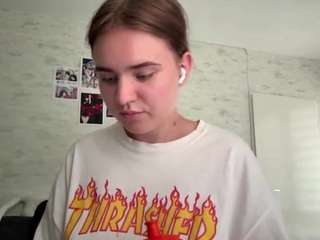 Bella live webcam show