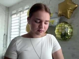 Bella live webcam show