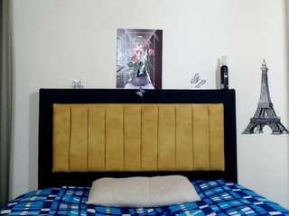 LUNAXS live webcam show