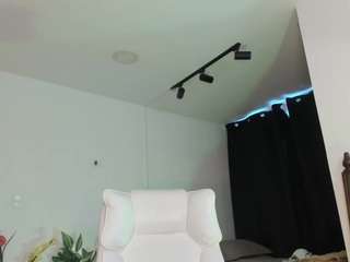 silvanna-more's live room