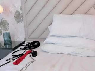 Mia Thompson live webcam show