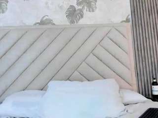 Mia Thompson live webcam show