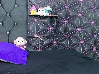 Live cam show with ZaraLuux