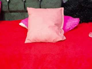 zaraluux Live Webcam on CamSoda