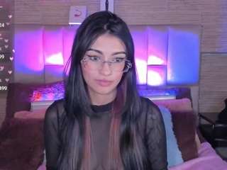 Miadevine's cam show statistics and live stream