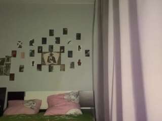 LuveniaRann live webcam show