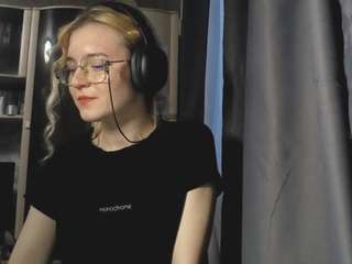 Adeline live webcam show