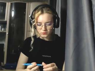 Adeline live webcam show