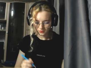 Adeline live webcam show