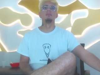 ZeusTrys live webcam show