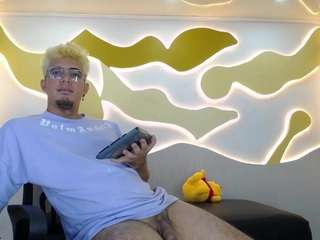 ZeusTrys live webcam show