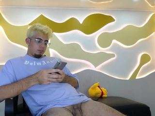 ZeusTrys live webcam show