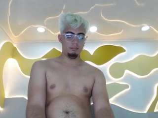 Zeustrys's cam show statistics and live stream