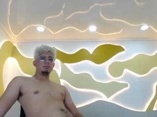 Zeustrys's cam show statistics and live stream