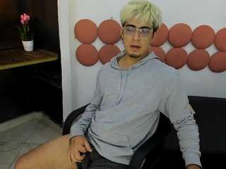 Zeustrys's cam show statistics and live stream