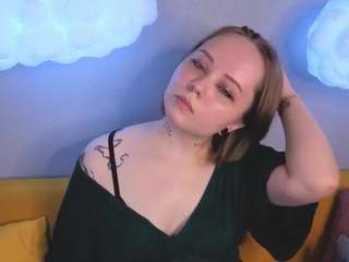 Tara-Linn live webcam show
