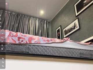 LorenGliues live cam preview