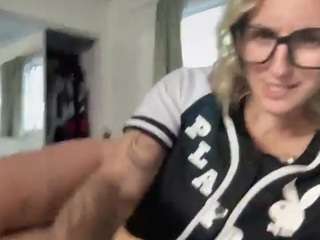 Extraroxy's cam show statistics and live stream