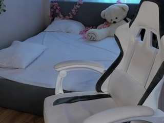 lisaaxfox live on CamSoda
