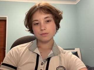 Adrienemartire's cam show statistics and live stream