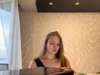 lillycalvaresi live on CamSoda