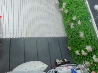 emihugetits's live room