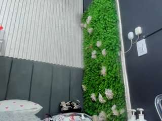 EmiHugeTits live cam preview