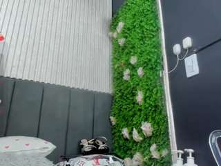 emihugetits's live room