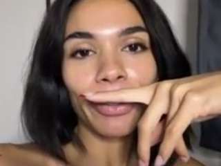 Live cam show with fexra