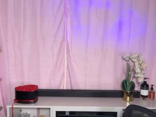 Live webcam model sashaishere on Soda Cams