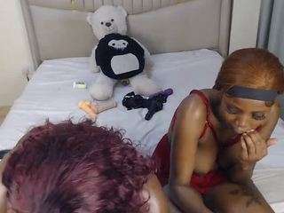 le modèle aliciaseed est en webcam porno dans un show sur le site camsoda, il possède les tags suivants: ass,lingerie,white,threesome,thick,tease,tattoos,submissive,squirter,small tits,shaved pussy,role play,petite,oil,naked,mature,lesbian,asshole,joi,footjob