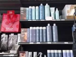 该模特正在直播。 lushdiamondz
