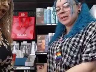 Ten model jest teraz na żywo. lushdiamondz