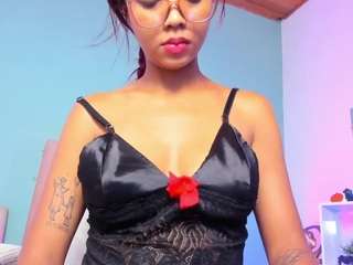 nahomy-hot