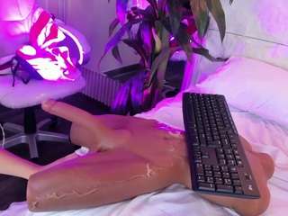 MiaHills live cam preview