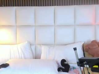 MiaHills live cam preview