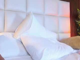 MiaHills live cam preview