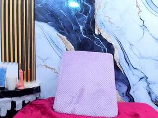 Leslyy19 live cam preview