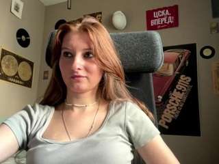 Live room thumbnail for KyleeLeash