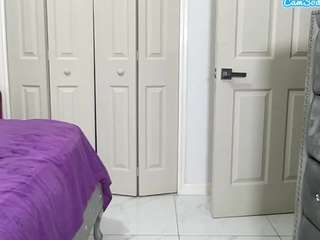 Live webcam model coco-dethick on Soda Cams