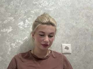Lily live cam preview