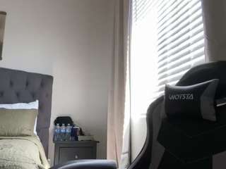 julieee04 live cam