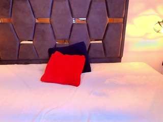 sara-naugty webcam model