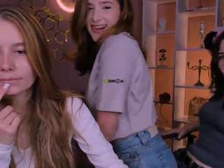 ava-gllow Live Webcam on CamSoda