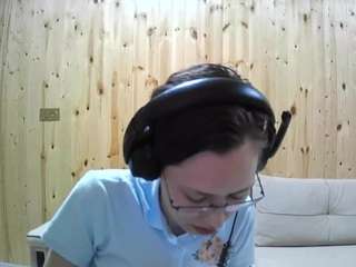 KeelyMak live cam preview