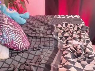 Emilyhall19 live cam preview