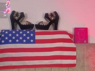 Emilyhall19 live cam preview