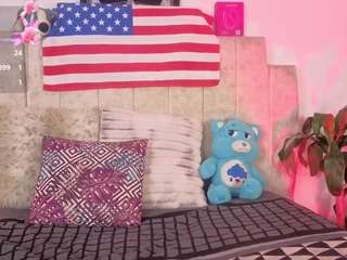 Emilyhall19 live cam preview