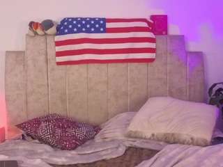 Emilyhall19 live cam preview