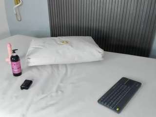 Leyla-Finch live cam preview